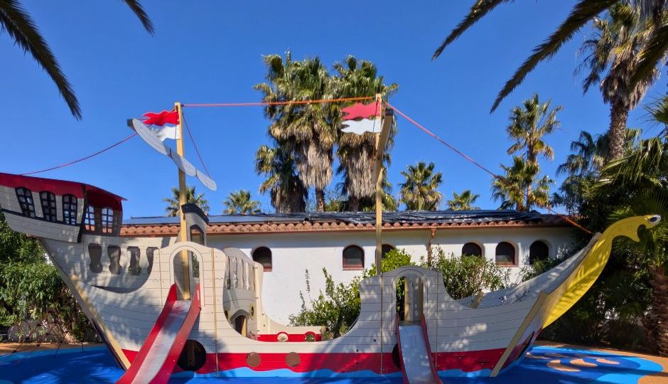 parque infantil barco pirata con pavimento de caucho continuo - Santaularia