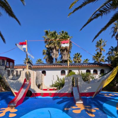 parc infantil vaixell pirata amb paviment de cautxú continu - Santaulària